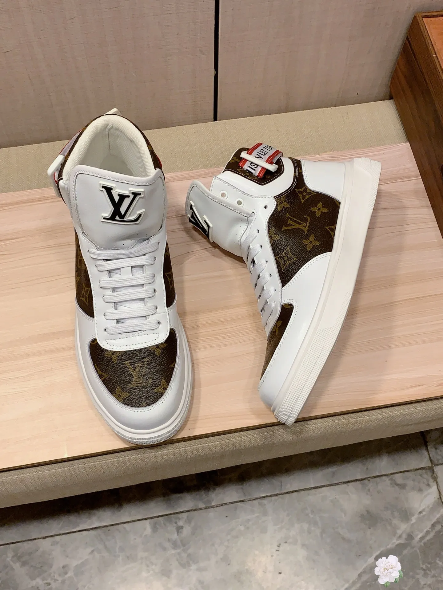 High-top men's shoes 💰442💰💰🎩🎩[Lightning][Lightning] "LV*" latest • popular casual shoes, top brand [seduce] luxury~purchase, top~quality. [Strong] The upper is made of imported breathable cowhide with fabric material ➕ Breathable sheepskin feet (•) and fine workmanship. The original stylish and stylish soft rubber wear-resistant and non-slip outsole is light and comfortable on the feet. The real thing looks better when taken in real life. 111: code: 38-44, 2️⃣ colors selected